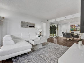 Adorable 2 Bedroom Condo Beach Service 605